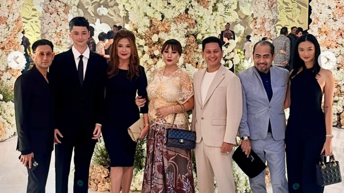 Tamara Bleszynski bersama para tamu di pernikahan Teuku Rassya & Cleantha Islan
