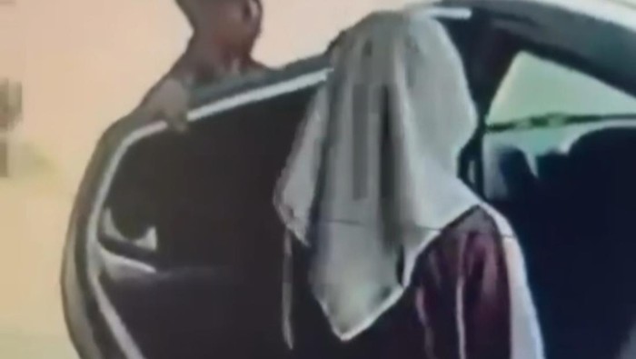 Tangkapan layar video viral bocah SMP di KBB dibawa 2 orang
