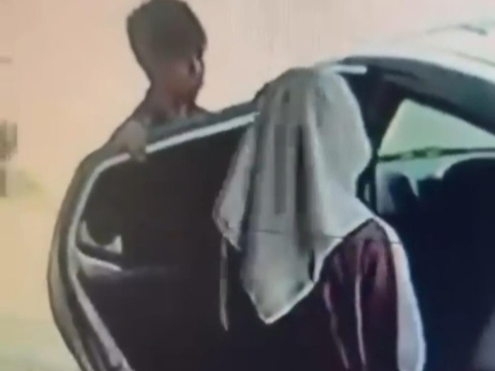 Tangkapan layar video viral bocah SMP di KBB dibawa 2 orang