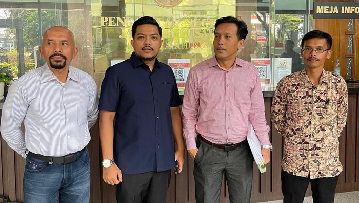 Terdakwa kasus dugaan perintangan penyidikan kasus korupsi, M Adhiya Muzzaki, menyerahkan kontra memori kasasi ke PN Jakpus. (dok Ist)
