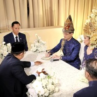 Teuku Rassya dan Cleantha Islan resmi menjadi pasangan suami-istri pada Minggu (12/4/26). Acara pernikahan digelar dengan mengusung adat Aceh. Adat Aceh sendiri dipilih karena Rassya diketahui memiliki keturunan Aceh dari pihak ayahnya. Foto: Instagram/@agusyudhoyono