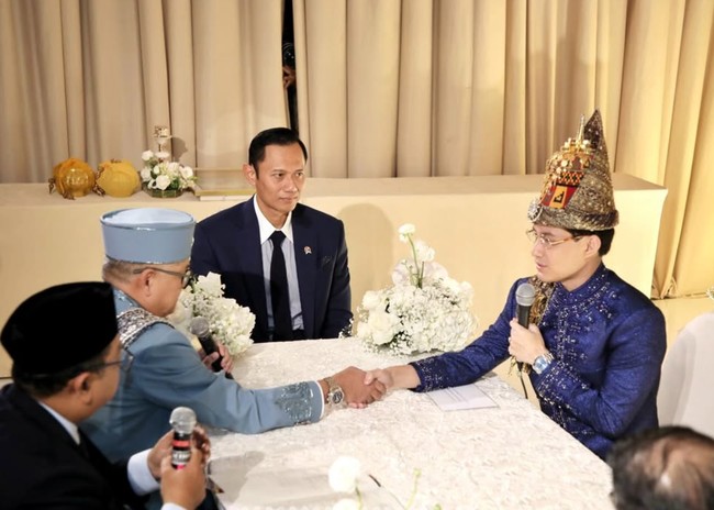Rassya tampil gagah kenakan busana adat Aceh berwarna royal blue. Ia memakai topi adat Aceh, kupiah meukeutop, dengan motif warna emas dan merah yang mencolok. Foto: Instagram/@agusyudhoyono