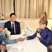 Rassya tampil gagah kenakan busana adat Aceh berwarna royal blue. Ia memakai topi adat Aceh, kupiah meukeutop, dengan motif warna emas dan merah yang mencolok. Foto: Instagram/@agusyudhoyono