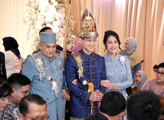 Seluruh rangkaian acara pernikahan tampak kental dengan adat Aceh. Rassya sendiri tampak memasuki ruangan acara dengan digandeng oleh kedua orangtua mempelai wanita. Foto: Instagram/@agusyudhoyono