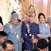 Seluruh rangkaian acara pernikahan tampak kental dengan adat Aceh. Rassya sendiri tampak memasuki ruangan acara dengan digandeng oleh kedua orangtua mempelai wanita. Foto: Instagram/@agusyudhoyono