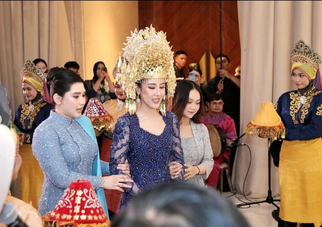 Cleantha tampil memukau dengan kebaya panjang berwarna senada dengan Rassya. Kebaya tersebut dilengkapi dengan taburan payet dan bordir yang sangat detail. Bagian lengannya menggunakan bahan tulle transparan dengan bordiran, sehingga tetap terlihat ringan namun mewah. Foto: Instagram/@agusyudhoyono