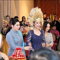 Cleantha tampil memukau dengan kebaya panjang berwarna senada dengan Rassya. Kebaya tersebut dilengkapi dengan taburan payet dan bordir yang sangat detail. Bagian lengannya menggunakan bahan tulle transparan dengan bordiran, sehingga tetap terlihat ringan namun mewah. Foto: Instagram/@agusyudhoyono