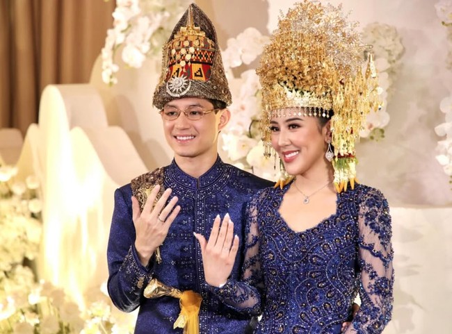 Cleantha juga melengkapi penampilannya dengan mahkota emas adat Aceh yang megah. Anting gantung berukuran cukup besar dan kalung dengan liontin simpel turut melengkapi gaya Cleantha. Foto: Instagram/@agusyudhoyono