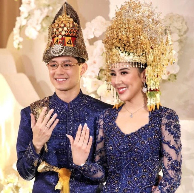 Pernikahan Adat Aceh Teuku Rassya-Cleantha Islan, Elegan Berbusana Royal Blue