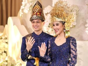 Pernikahan Adat Aceh Teuku Rassya-Cleantha Islan, Elegan Berbusana Royal Blue