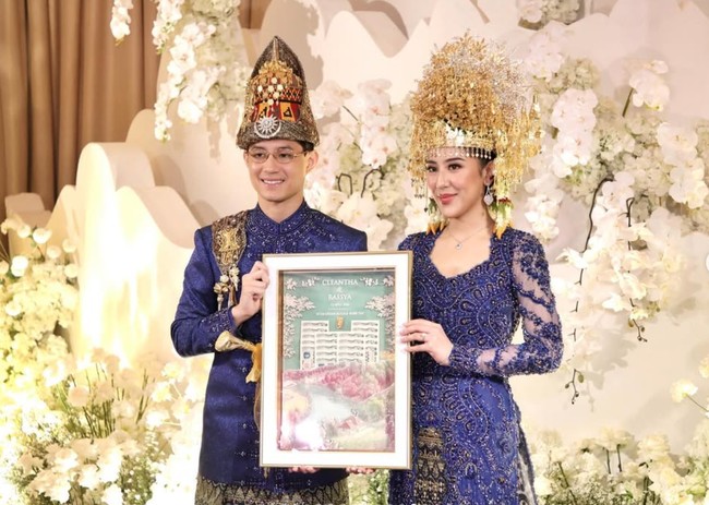 Kain songket dengan motif tradisional bernuansa keemasan dan gelap turut dikenakan sebagai bawahan yang menambah kesan formal dan adat. Riasan Cleantha sendiri tampak flawless dengan soft glam look. Foto: Instagram/@agusyudhoyono