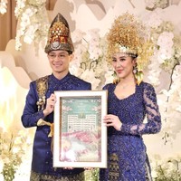 Kain songket dengan motif tradisional bernuansa keemasan dan gelap turut dikenakan sebagai bawahan yang menambah kesan formal dan adat. Riasan Cleantha sendiri tampak flawless dengan soft glam look. Foto: Instagram/@agusyudhoyono
