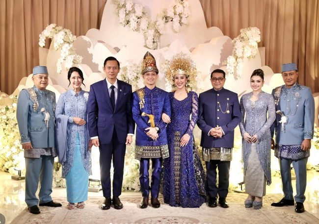 Untuk seragam orangtua kedua mempelai, Rassya dan Cleantha memilih warna biru muda keabu-abuan. Warna tersebut senada dengan busana pengantin Rassya dan Cleantha. Foto: Instagram/@agusyudhoyono