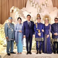 Untuk seragam orangtua kedua mempelai, Rassya dan Cleantha memilih warna biru muda keabu-abuan. Warna tersebut senada dengan busana pengantin Rassya dan Cleantha. Foto: Instagram/@agusyudhoyono