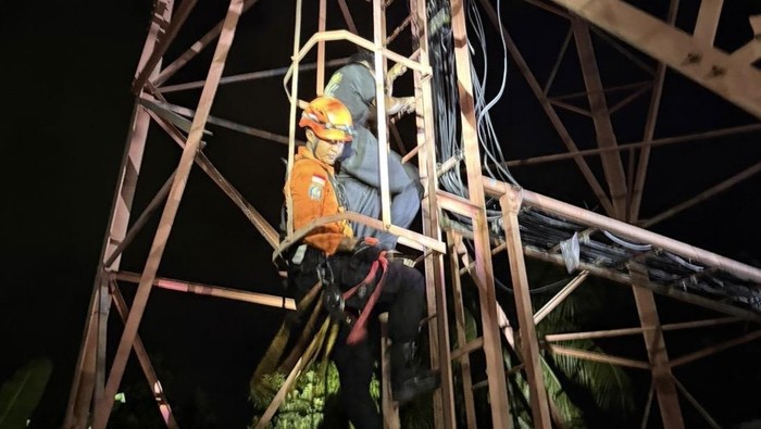 Tim SAR mengevakuasi remaja nekat panjat tower di Kolaka.