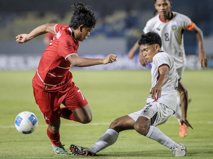 Pesepak bola Timnas Indonesia Putu Ekayana Yoga Pratama (ketiga kiri) berselebrasi bersama rekan timnya usai mencetak gol ke gawang Timnas Timor Leste pada pertandingan penyisihan grup A ASEAN U-17 Boys Championship atau AFF U-17 di Stadion Gelora Joko Samudro, Gresik, Jawa Timur, Senin (13/4/2026). ANTARA FOTO/Rizal Hanafi