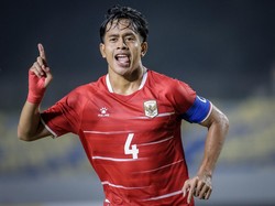 Sejak peluit awal dibunyikan, skuad Garuda Muda tampil agresif dengan langsung menekan pertahanan lawan. Dominasi permainan terlihat dari penguasaan bola serta intensitas serangan yang terus dilancarkan ke lini belakang Timor Leste. ANTARA FOTO/Rizal Hanafi