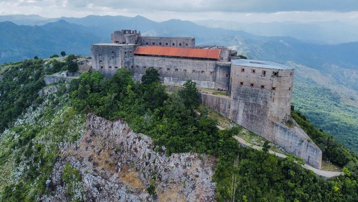 Tragedi memilukan terjadi di Benteng Laferriere, Haiti, pada Sabtu (11/4/2026). Sebanyak 30 wisatawan dilaporkan tewas akibat insiden desak-desakan yang terjadi di kawasan benteng bersejarah tersebut.
