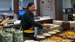 Dulu Atlet Badminton, Kini Oma Lauren Jadi Pelayan Restoran