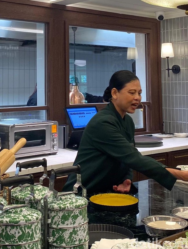 Dulu Atlet Badminton, Kini Oma Lauren Jadi Pelayan Restoran