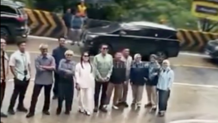 Viral Rombongan Mobil Dikawal Polisi Berhenti dan Foto-foto di Sitinjau Lauik