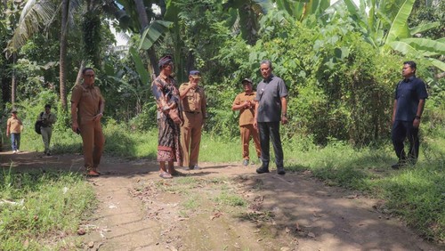 Wabup Buleleng, Gede Supriatna, melihat kondisi jalan di Dusun Perigi, Desa Bila, Kecamatan Kubutambahan, Senin (13/4/2026). (Dok. Pemkab Buleleng)