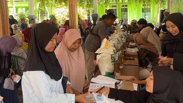 Warga Banyuwangi mendapatakan bantuan pangan