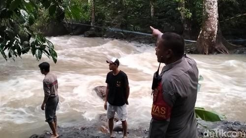 Petugas gabungan mencari seorang warga Kota Mataram, yang hanyut di aliran sungai Tibu Ijo, Desa Kekait, Kecamatan Gunung Sari, Lombok Barat, NTB, Minggu (5/4/2026). (Polresta Mataram)