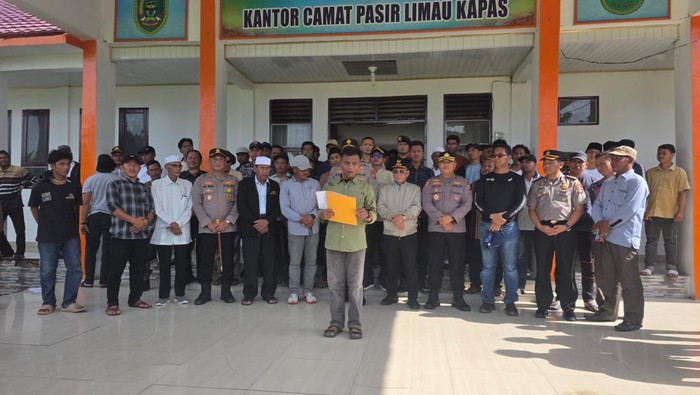 Warga Panipahan, Kabupaten Rohil, menggelar deklarasi damai dan komitmen dalam pemberantasan narkoba, Minggu (12/4/2026). Kegiatan ini dihadiri Wakapolda Riau Brigjen Hengki Haryadi dan Kapolres Rohil AKBP Isa Imam Syahroni.