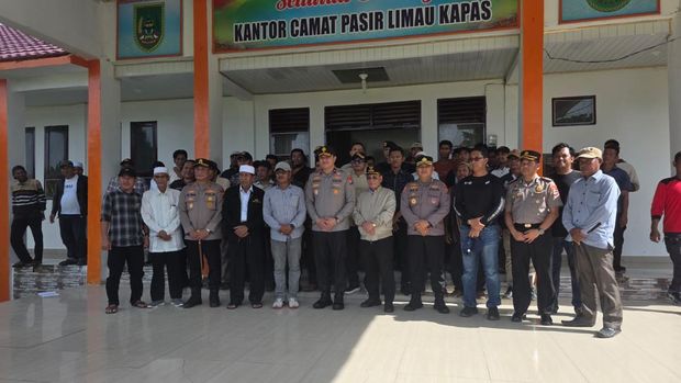 Warga Panipahan, Kabupaten Rohil, menggelar deklarasi damai dan komitmen dalam pemberantasan narkoba. Warga Panipahan, Kabupaten Rohil, menggelar deklarasi damai dan komitmen dalam pemberantasan narkoba, Minggu (12/4/2026). Kegiatan ini dihadiri Wakapolda Riau Brigjen Hengki Haryadi dan Kapolres Rohil AKBP Isa Imam Syahroni.
