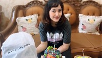 Bikin figurines Aldi Taher, Wulansari langsung bikin heboh netizen. Kak bikin begitu berapose, komen selebgram Mamang Osa. Mantap kali, sahut yang lainnya. (Foto: dok Instagram wulansarijude)