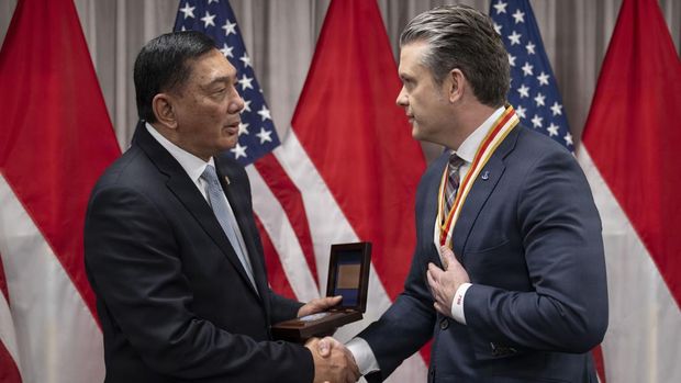 Secretary of War Pete Hegseth hosts a bilateral meeting with Indonesia Minister of Defense Sjafrie Sjamsoeddin at the Pentagon, Washington, D.C., April 13, 2026. (DoW photo by U.S. Navy Petty Officer 1st Class Eric Brann)