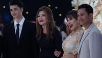 Rassya sudah lebih dulu memberikan penjelasan kenapa Tamara Bleszynski gak datang saat akad nikah dan hanya muncul di resepsi. Penampilan Tamara juga menjadi perhatian karena memakai dress hitam dan membaur seperti tamu lainnya. Foto: @venemapictures via Instagram ferdyhasan