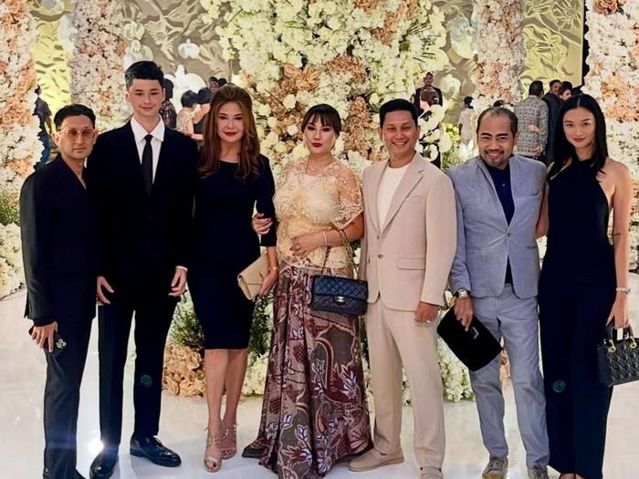 5 Potret Penampilan Tamara Bleszynski Hadiri Pernikahan Teuku Rassya