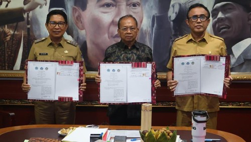 Bupati I Wayan Adi Arnawa (kiri) menandatangani perjanjian kerja sama pembangunan fasilitas PSEL Denpasar Raya di Kantor Gubernur Bali, Renon, Denpasar, Senin (13/4).