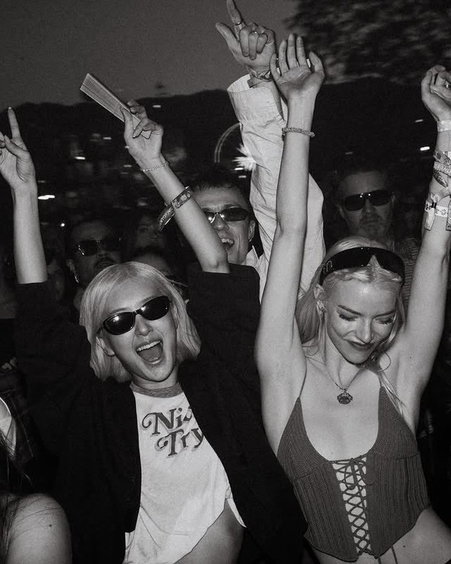 Setelah menonton penampilan Sombr bersama Lisa di hari pertama Coachella 2026, Rose tertangkap kamera berjoget bersama aktris Anya Taylor-Joy di tengah kerumunan penonton. Foto: Instagram