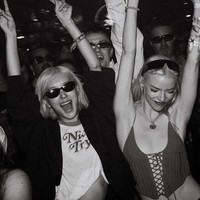 Setelah menonton penampilan Sombr bersama Lisa di hari pertama Coachella 2026, Rose tertangkap kamera berjoget bersama aktris Anya Taylor-Joy di tengah kerumunan penonton. Foto: Instagram