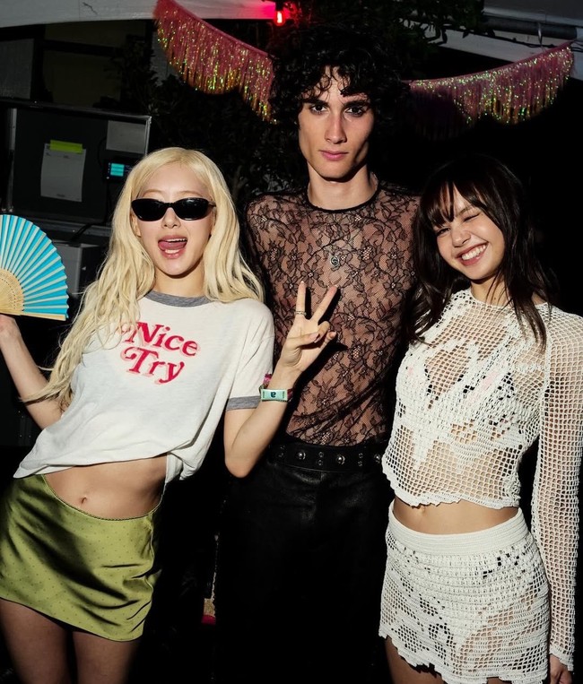 Lisa bukan satu-satunya personel BLACKPINK yang eksis di Coachella. Hadir pula Rose dengan perut ratanya yang terekspos berkat crop top putih dan rok midi satin berwarna hijau yang mengilap. (Foto: Instagram)