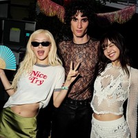Lisa bukan satu-satunya personel BLACKPINK yang eksis di Coachella. Hadir pula Rose dengan perut ratanya yang terekspos berkat crop top putih dan rok midi satin berwarna hijau yang mengilap. (Foto: Instagram)