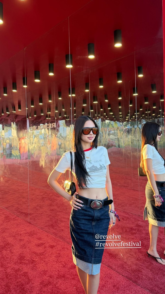 Untuk bawahannya, Jennie memakai denim midi skirt, belt senada, dan sepasang sandal heels yang harganya mencapai Rp 11 juta. Aviator sunglasses dengan lensa merah dari QUAY menjadi fashion statement-nya hari itu. Foto: Instagram