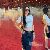 Untuk bawahannya, Jennie memakai denim midi skirt, belt senada, dan sepasang sandal heels yang harganya mencapai Rp 11 juta. Aviator sunglasses dengan lensa merah dari QUAY menjadi fashion statement-nya hari itu. Foto: Instagram