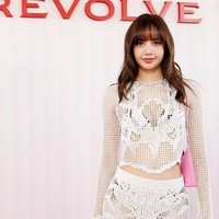 Menjadi tamu pesta ekslusif Revolve di Coachella 2026, Lisa mengandalkan tampilan white on white dengan material lace yang seduktif. Tas pink menjaga tampilannya jauh dari kesan monoton. (Foto: Instagram)