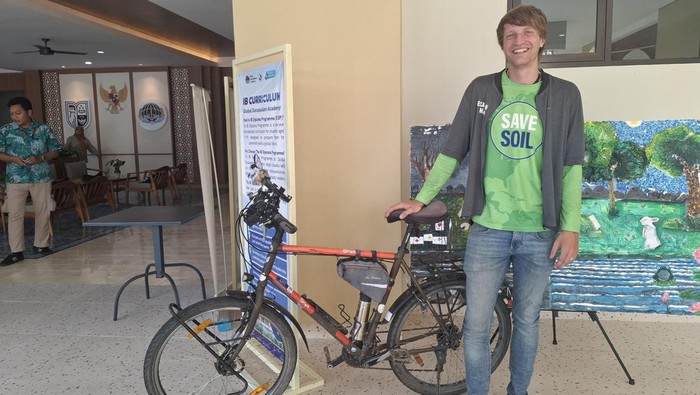 Seorang aktivis asal Jerman rela bersepeda lintas 16 negara demi kampanyekan save soil. 