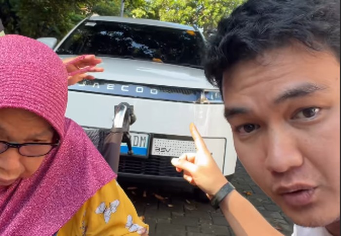 Aldi Taher diendorse mobil listrik.