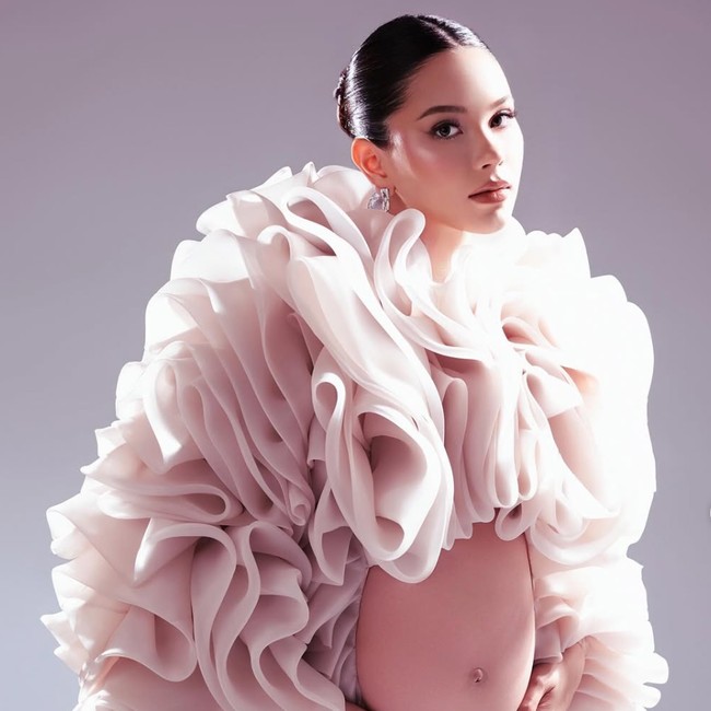 Gaya Dramatis Alyssa Daguise Pemotretan Maternity, Aksesorinya Seharga Rumah