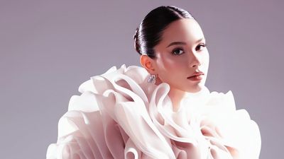 Gaya Dramatis Alyssa Daguise Pemotretan Maternity, Aksesorinya Seharga Rumah