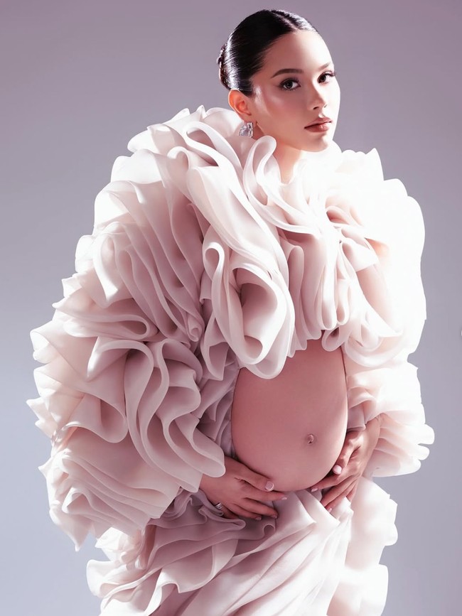 Gaya Dramatis Alyssa Daguise Pemotretan Maternity, Aksesorinya Seharga Rumah