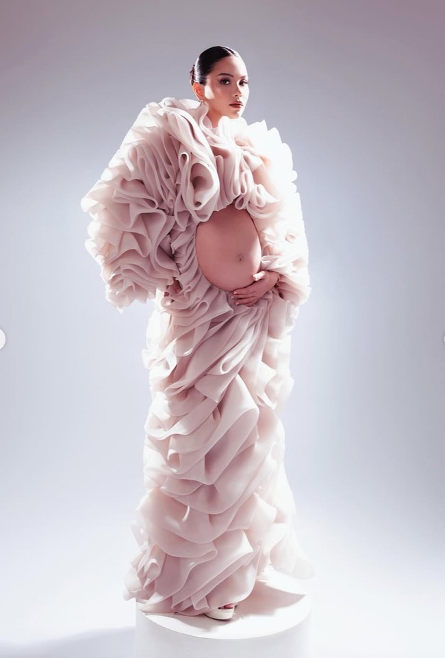 Seluruh bagiannya dipenuhi ruffle besar yang tampak seperti bunga. Kecuali perut, gaun tersebut tampak menutupi seluruh bagian tubuh Alyssa, dari pundak hingga kaki. Foto: Instagram/@alyssadaguise