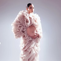 Seluruh bagiannya dipenuhi ruffle besar yang tampak seperti bunga. Kecuali perut, gaun tersebut tampak menutupi seluruh bagian tubuh Alyssa, dari pundak hingga kaki. Foto: Instagram/@alyssadaguise