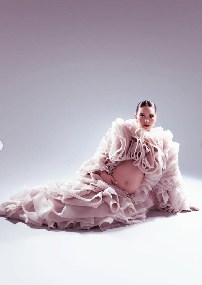 Rambutnya ditata sangat rapi dengan gaya sleek bun, memberikan kesan bersih dan modern. Motherhood, but make it fashion, tulis Alyssa dalam keterangan unggahannya. Foto: Instagram/@alyssadaguise